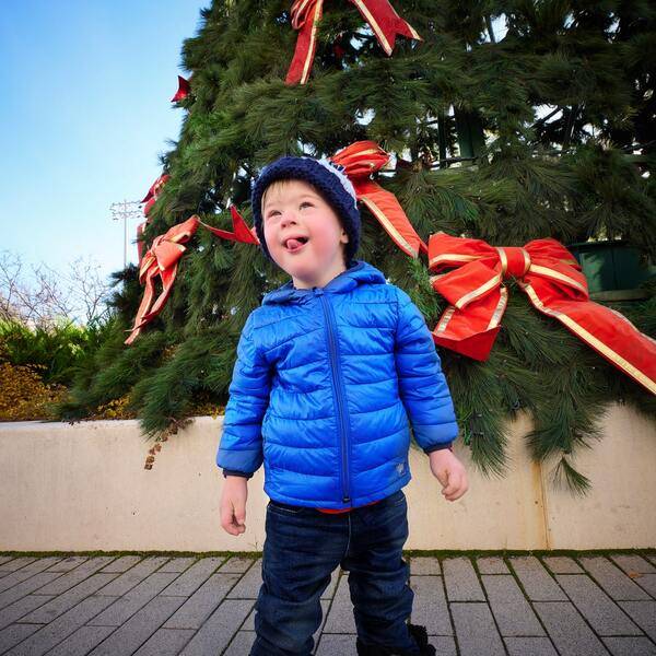 Lyam devant le Grand sapin de Sainte-Justine